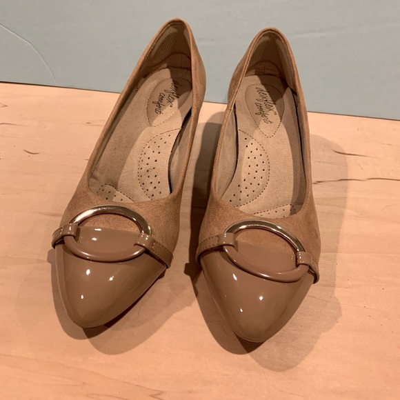dexflex comfort Shoes - dexflex comfort Women's Tan Wedge Flats with Patent Toe Ring